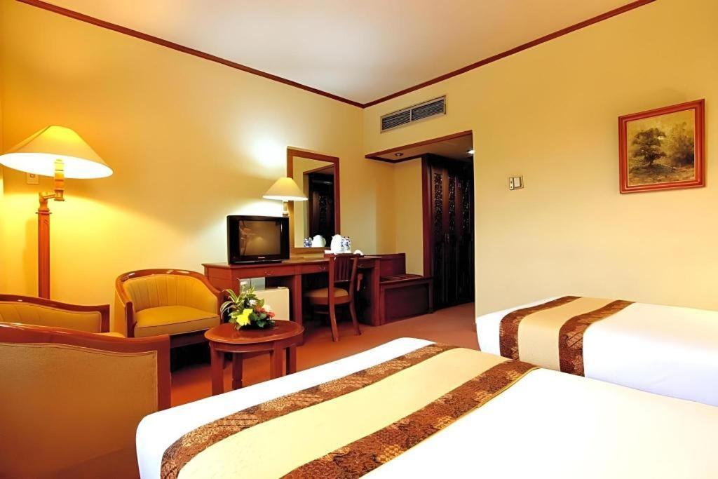 Kartika Chandra Hotel Jacarta Exterior foto