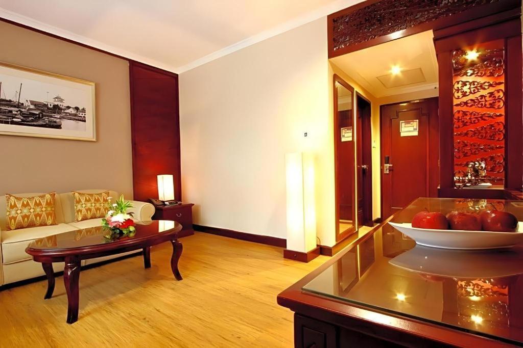 Kartika Chandra Hotel Jacarta Exterior foto