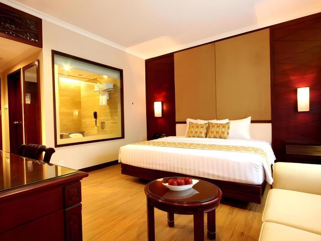 Kartika Chandra Hotel Jacarta Exterior foto